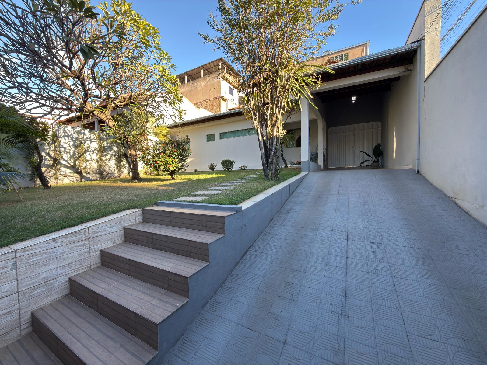 Casa reformada com 3 quartos (1 suíte) e terreno de 360 m² no Iguaçu