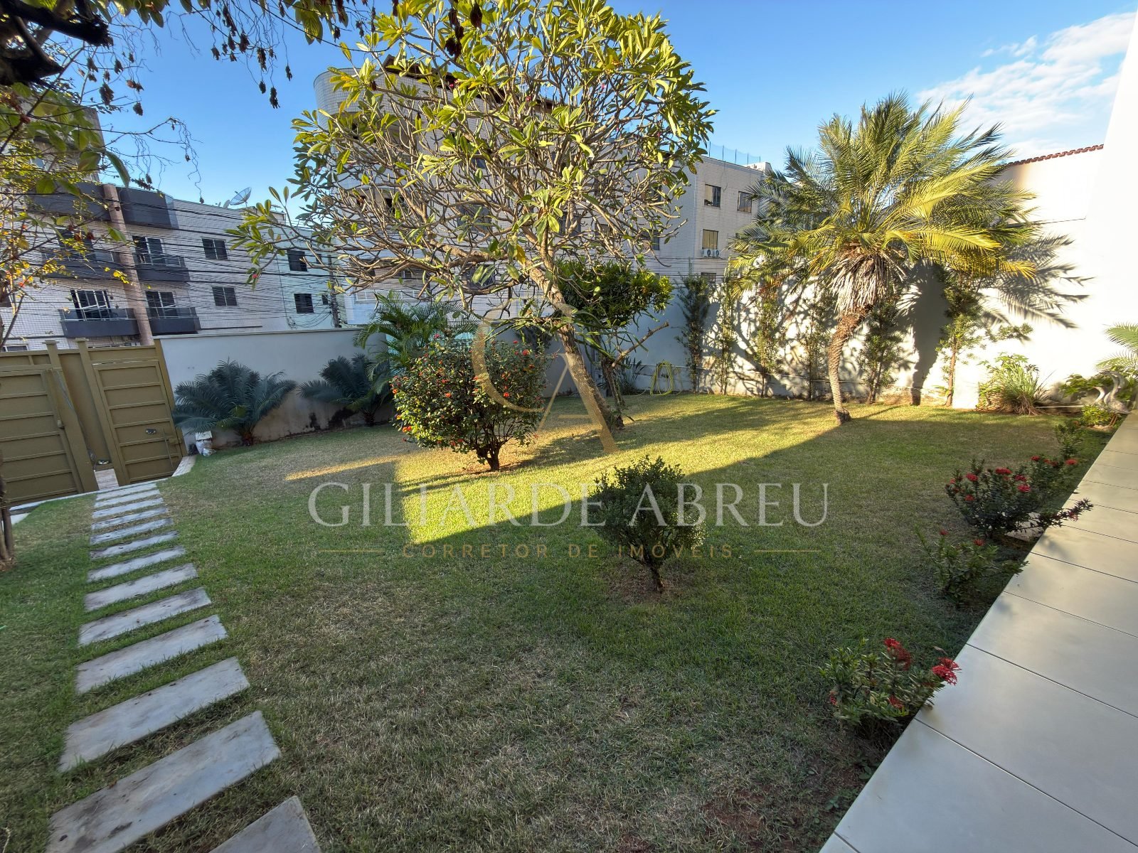 Casa reformada com 3 quartos (1 suíte) e terreno de 360 m² no Iguaçu