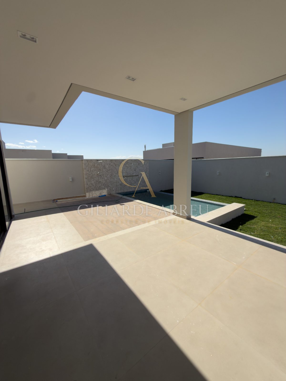 Casa Duplex com piscina no Condomínio Parque Lagoa Silvana